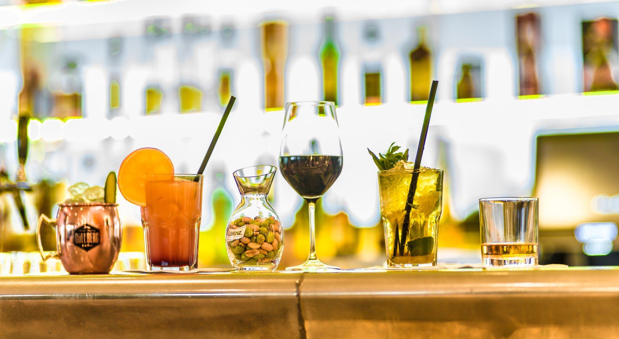 Aufgereihte Cocktails unterschiedlicher Art auf der Hotelbar